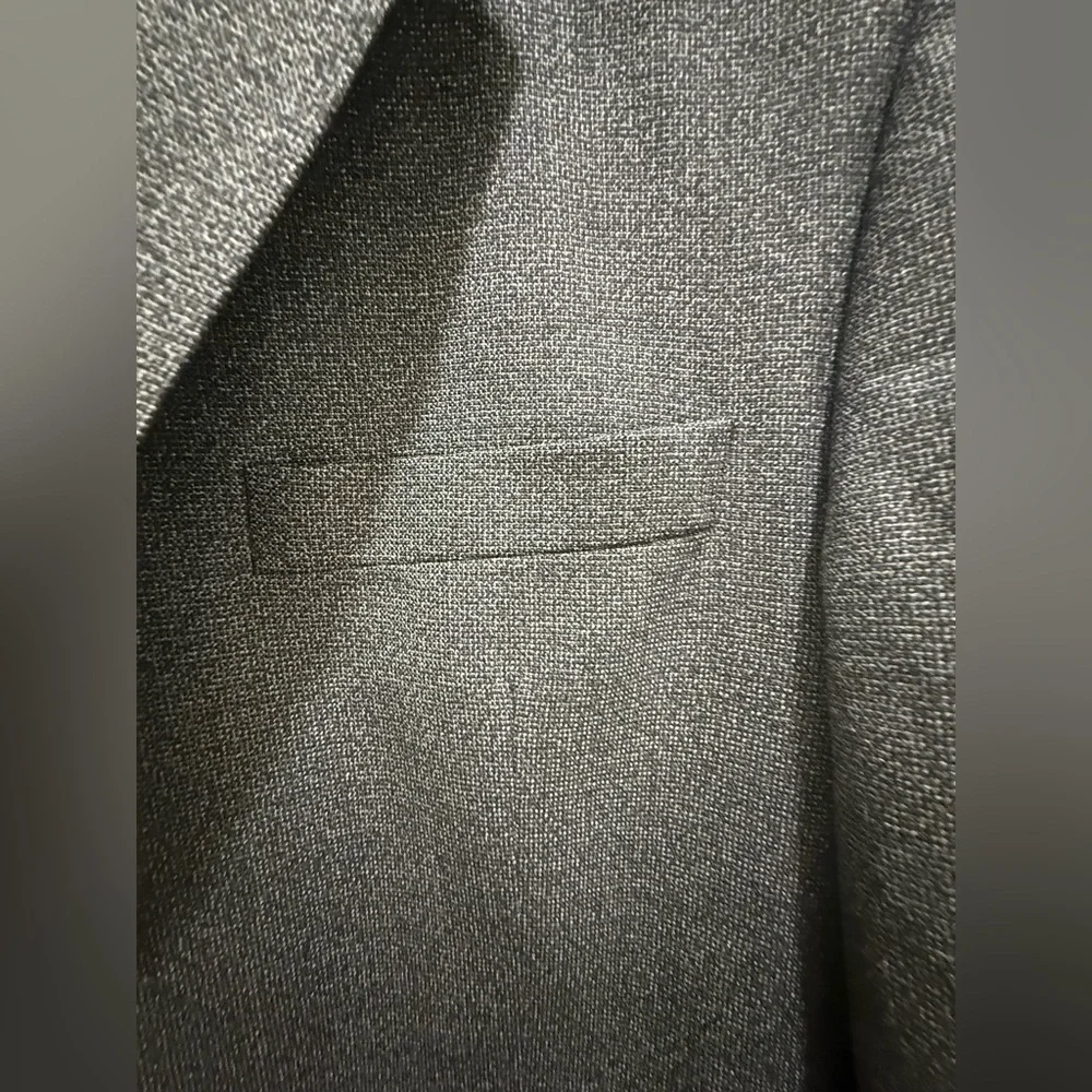 Hickey Freeman. Men’s Sportscoat. Gray Speckled Nailhead. Size 42R.